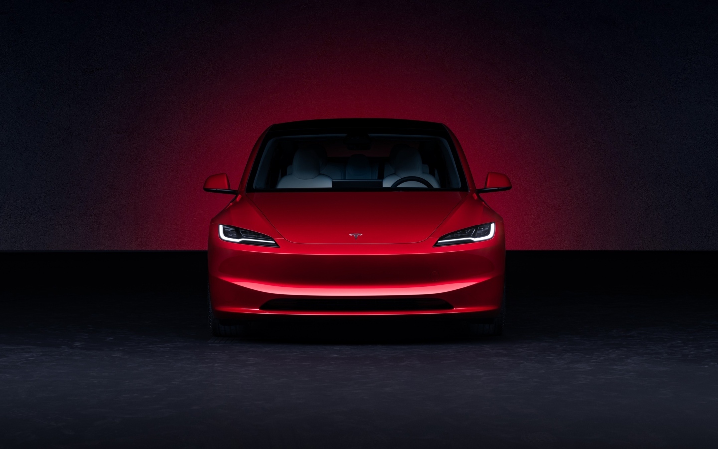 Красная Tesla Model 3 2023 года вид спереди