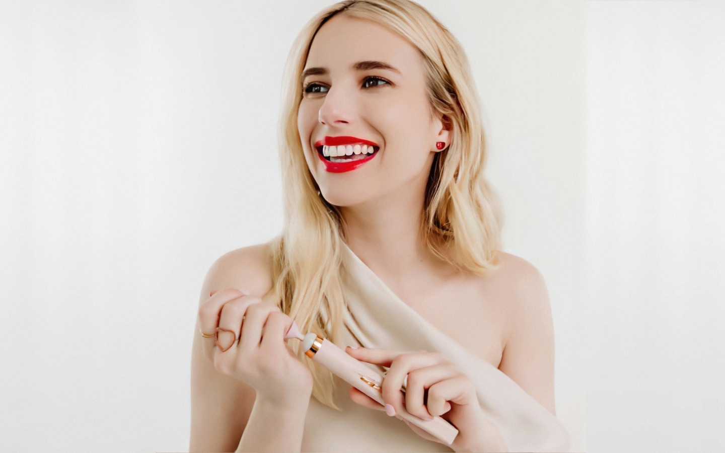 Улыбающаяся девушка актриса Эмма Робертс