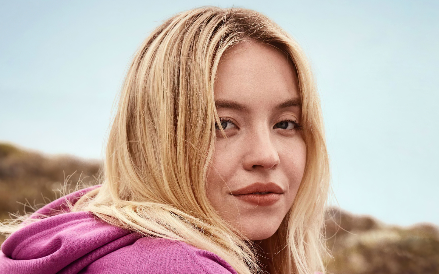 Лицо молодой блондинки, актрисы Сидни Суини