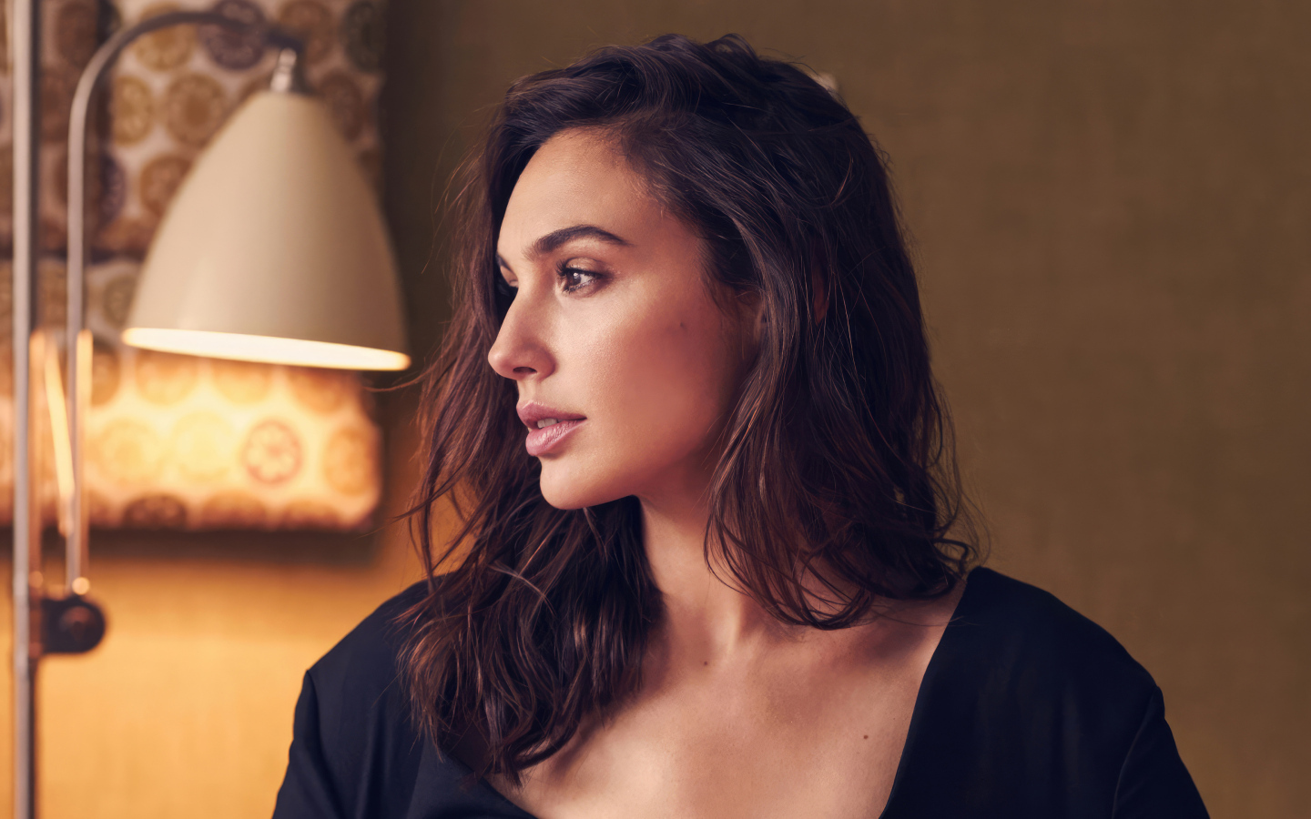 Задумчивый взгляд актрисы Галь Гадот