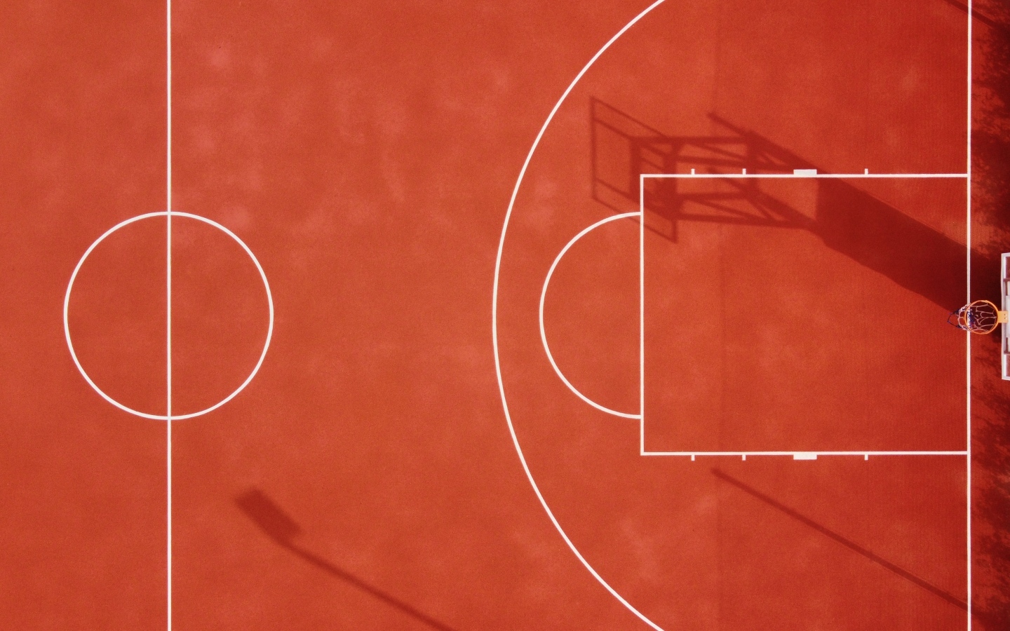Вид сверху на баскетбольное поле