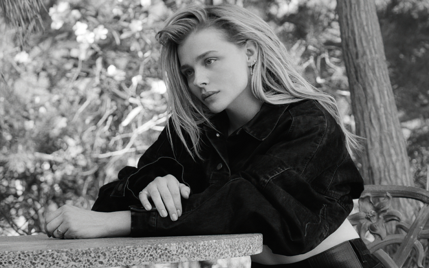 Молодая актриса Хлоя Грейс Морец черно-белое фото