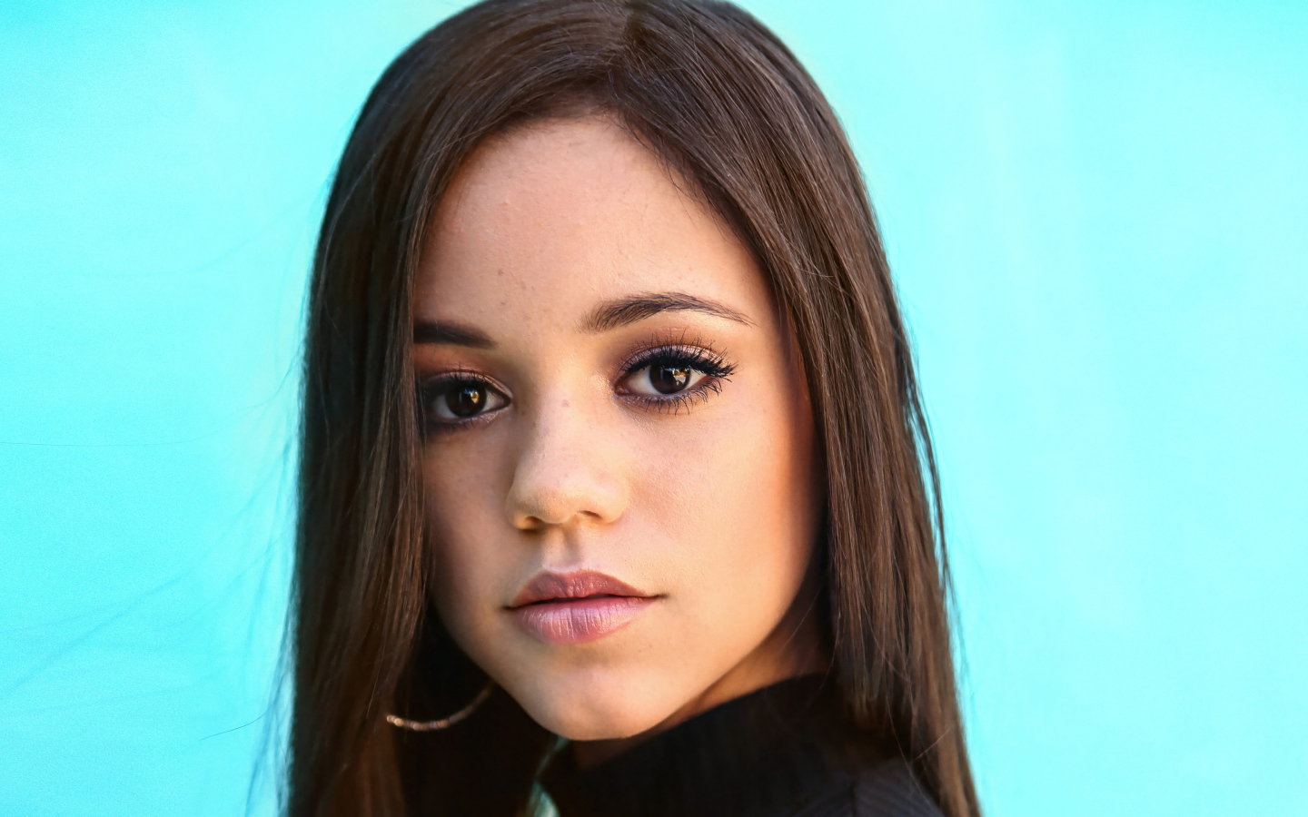 Молодая актриса Дженна Ортега на голубом фоне