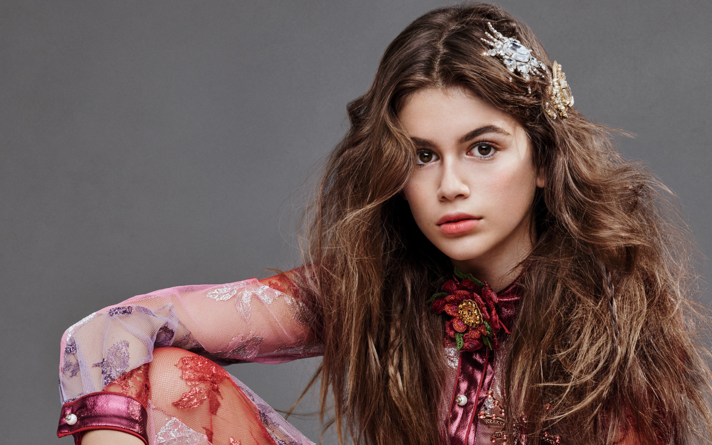 Молодая актриса Кайя Гербер на сером фоне