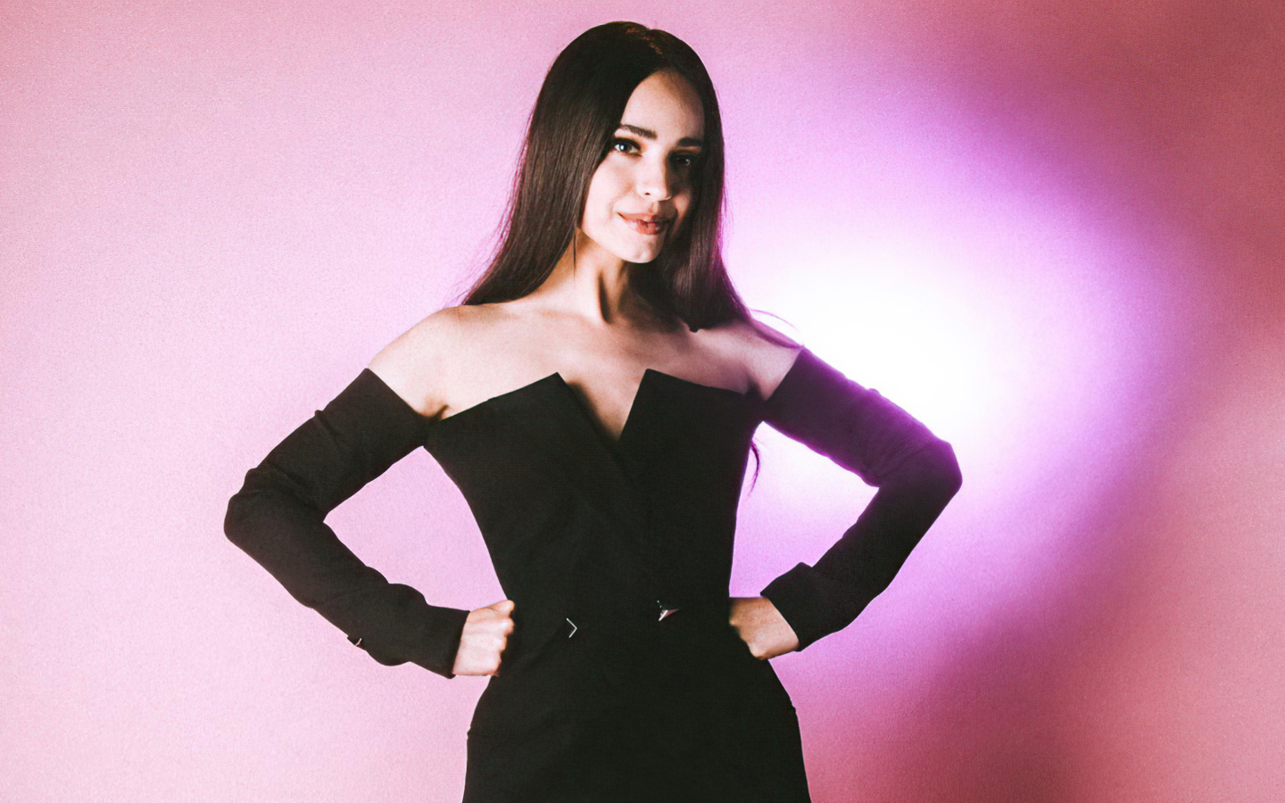 Молодая актриса София Карсон на розовом фоне