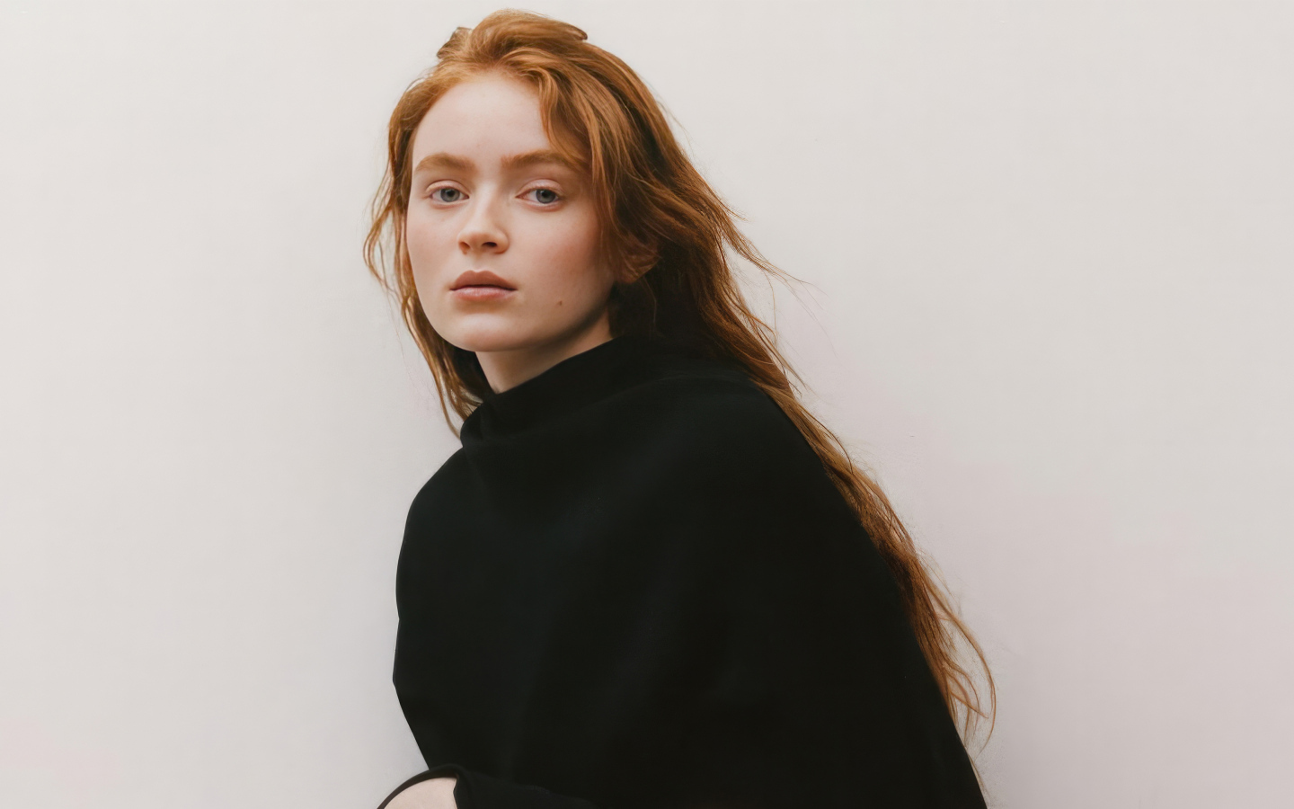 Молодая рыжеволосая актриса Сэди Синк в черном худи