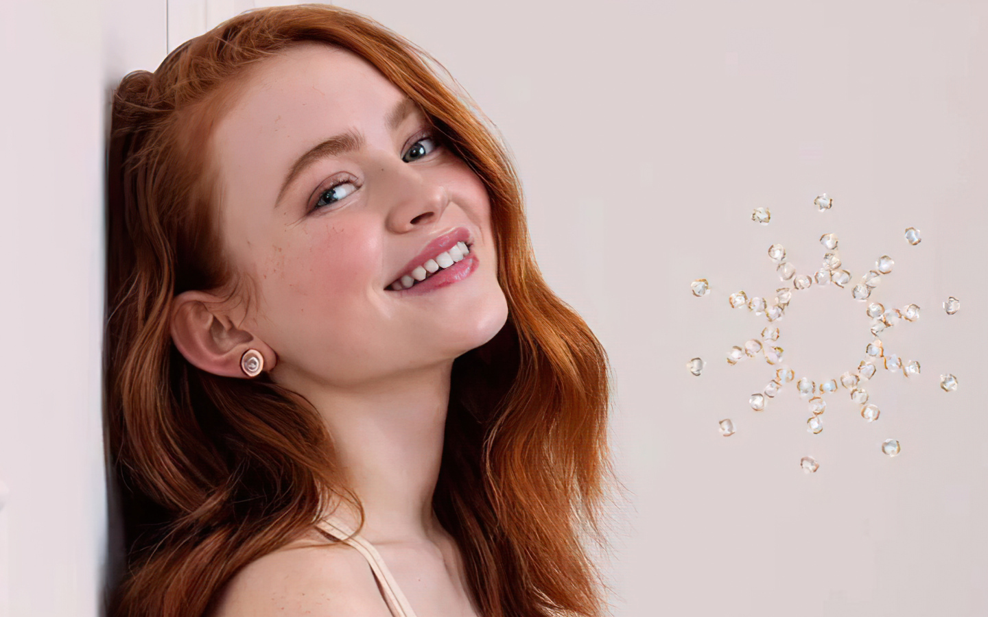 Молодая рыжеволосая девушка Сэди Синк