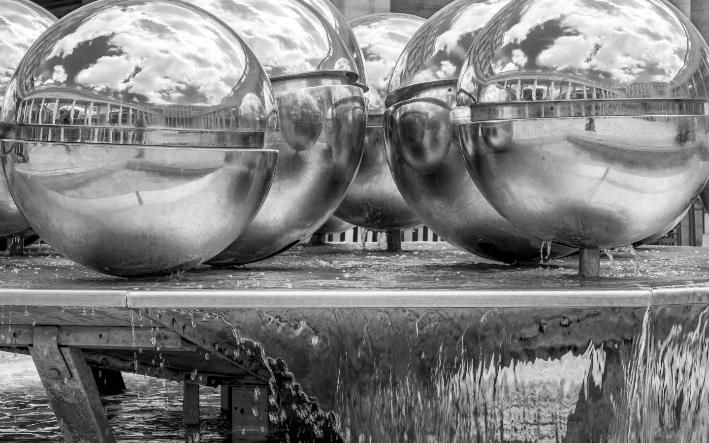 Большие металлические шары у воды