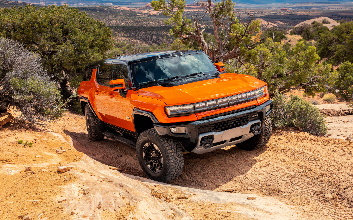 Внедорожник GMC Hummer EV 2024 года в горах