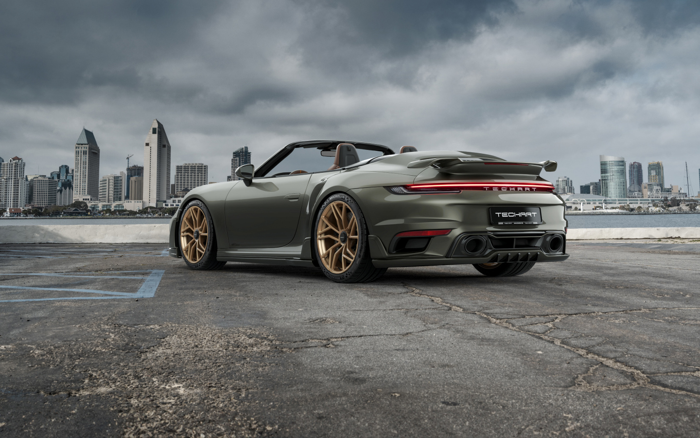 Автомобиль TechArt GTsport Cabrio 2024 года на фоне города