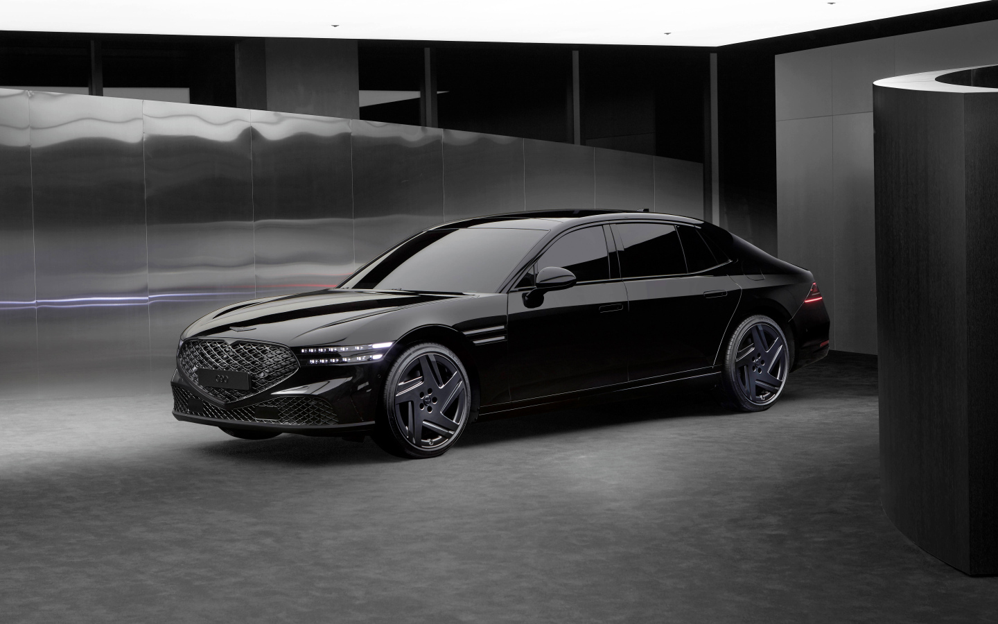 Черный дорогой автомобиль Genesis G90 Black 2024 года в гараже