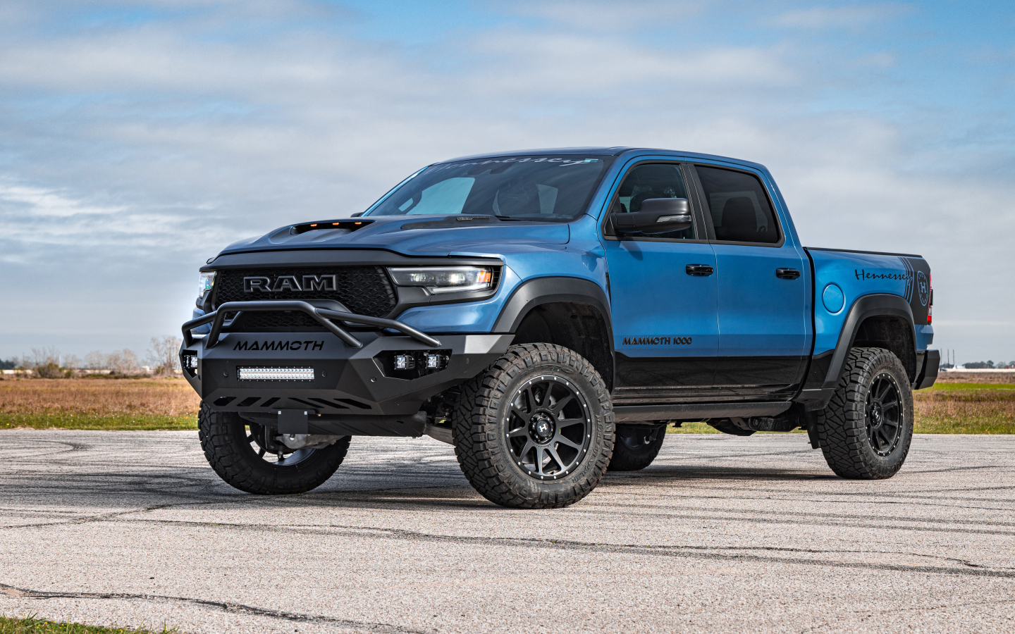 Синий автомобиль Hennessey Mammoth 1000 Last Stand 2024 года