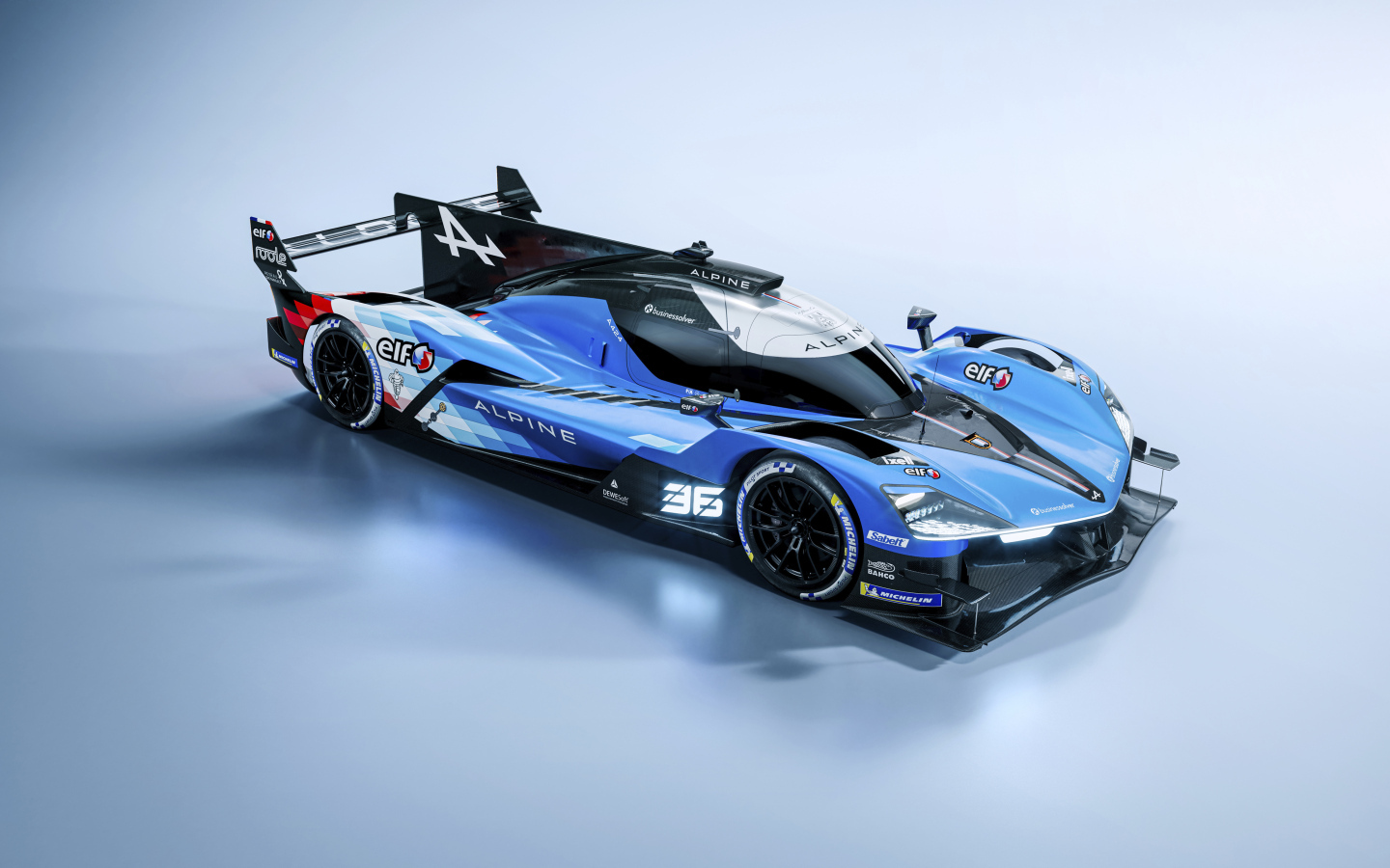 Дорогой быстрый автомобиль Alpine A424 2024 года на сером фоне