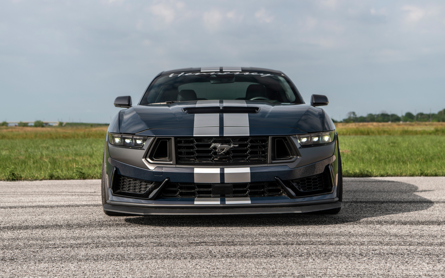 Вид спереди на быстрый автомобиль Hennessey H850 Mustang Dark Horse 2024  года