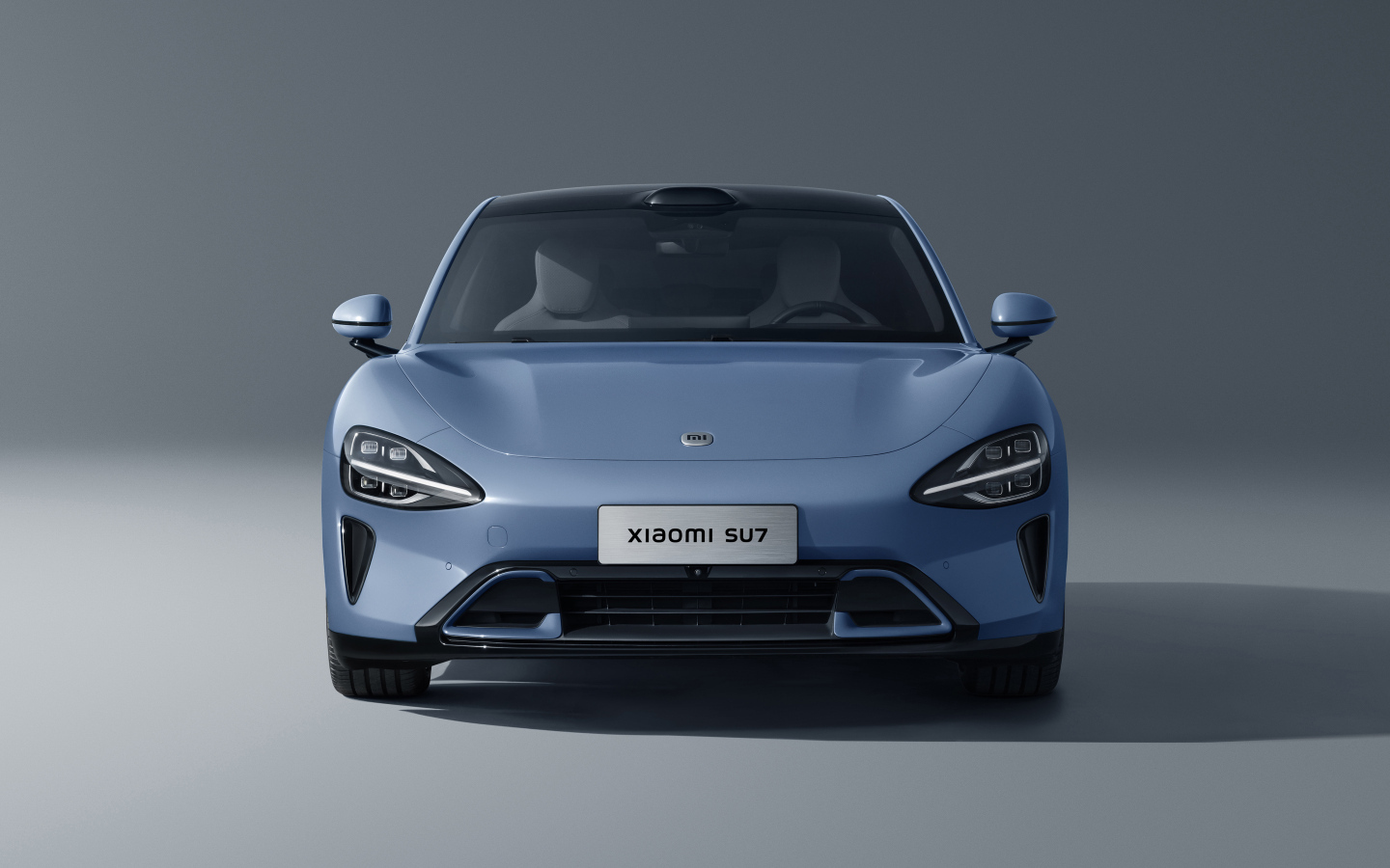 Вид спереди на автомобиль Xiaomi SU7 Max 2024  года
