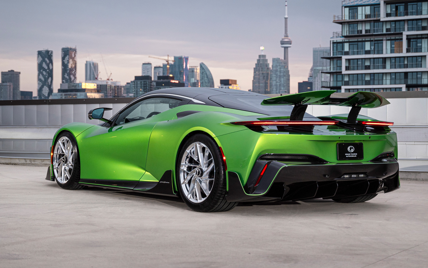 Зеленый автомобиль Pininfarina Battista Furiosa Package вид сзади