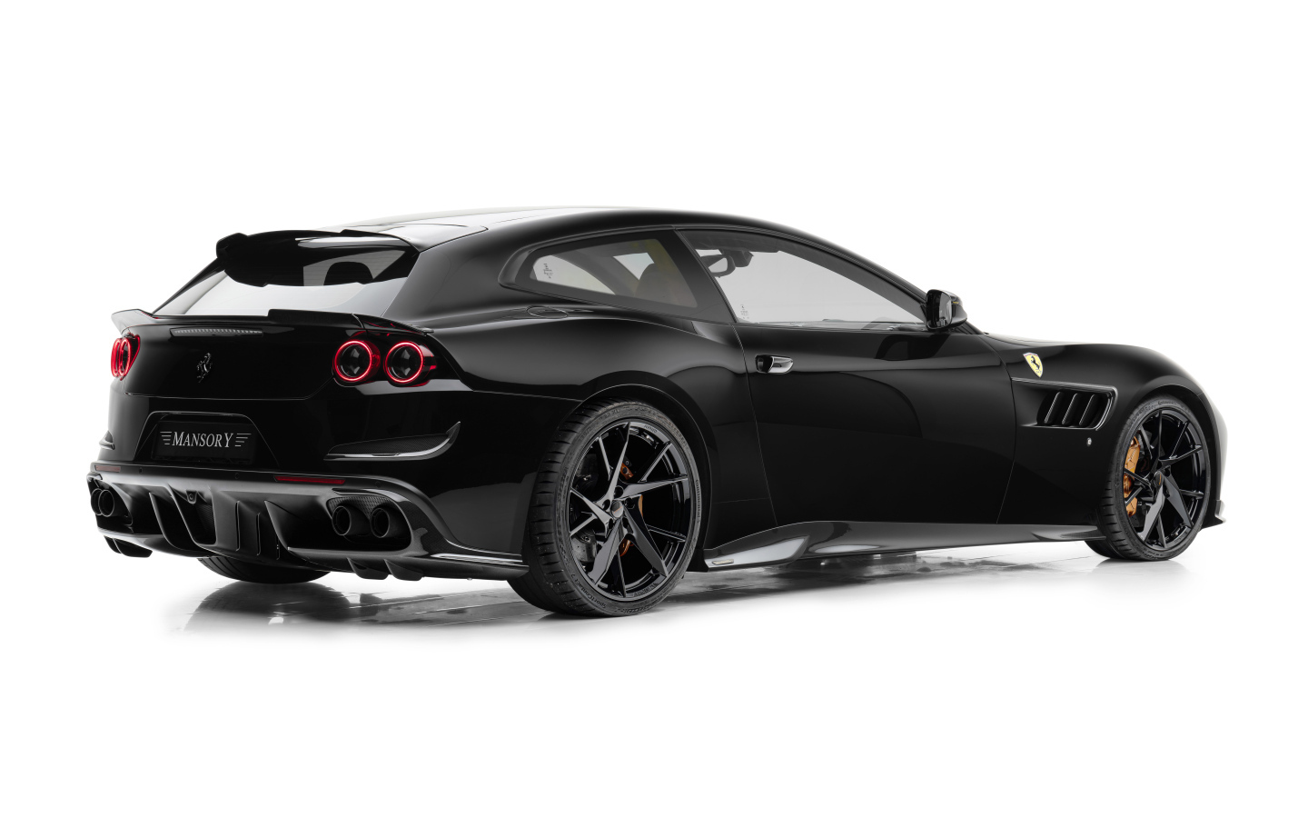 Вид сзади на черный автомобиль  Mansory Ferrari GTC4Lusso 2024 года