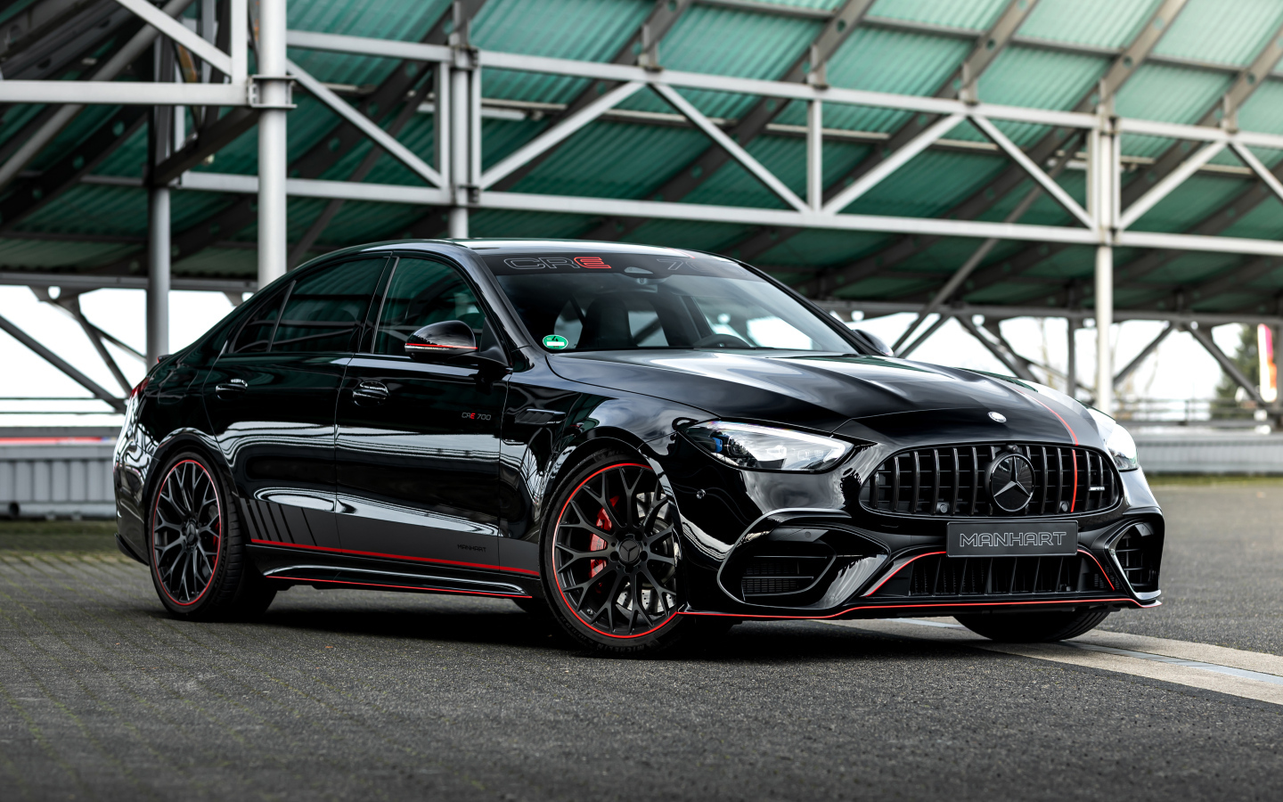 Стильный черный автомобиль Manhart CRE 700 2024 года