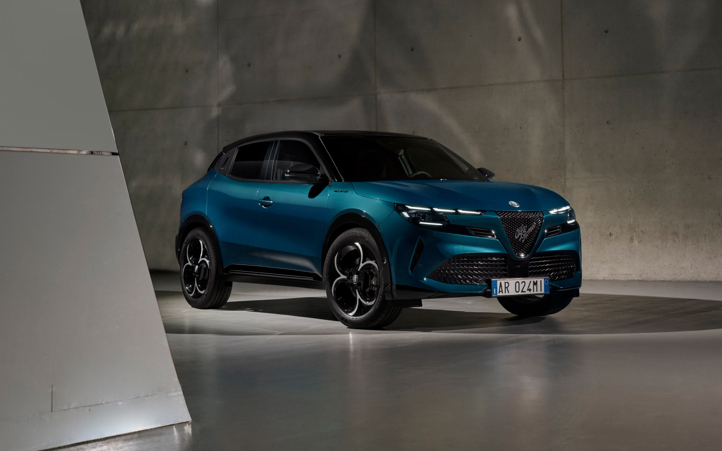 Автомобиль Alfa Romeo Milano Ibrida 2024 года