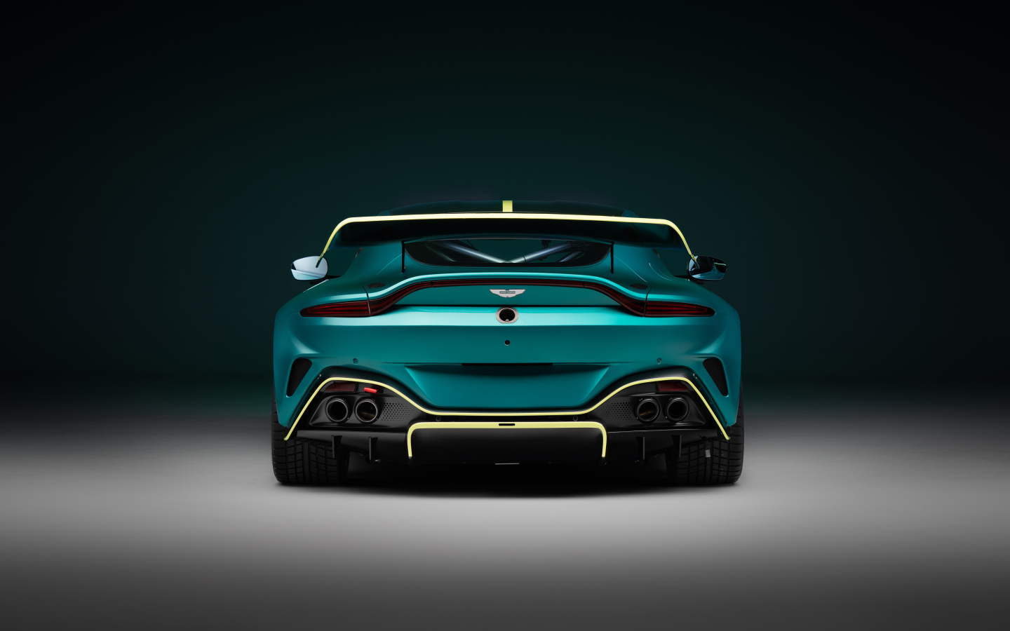 Автомобиль Aston Martin Vantage GT4 2024 года вид сзади