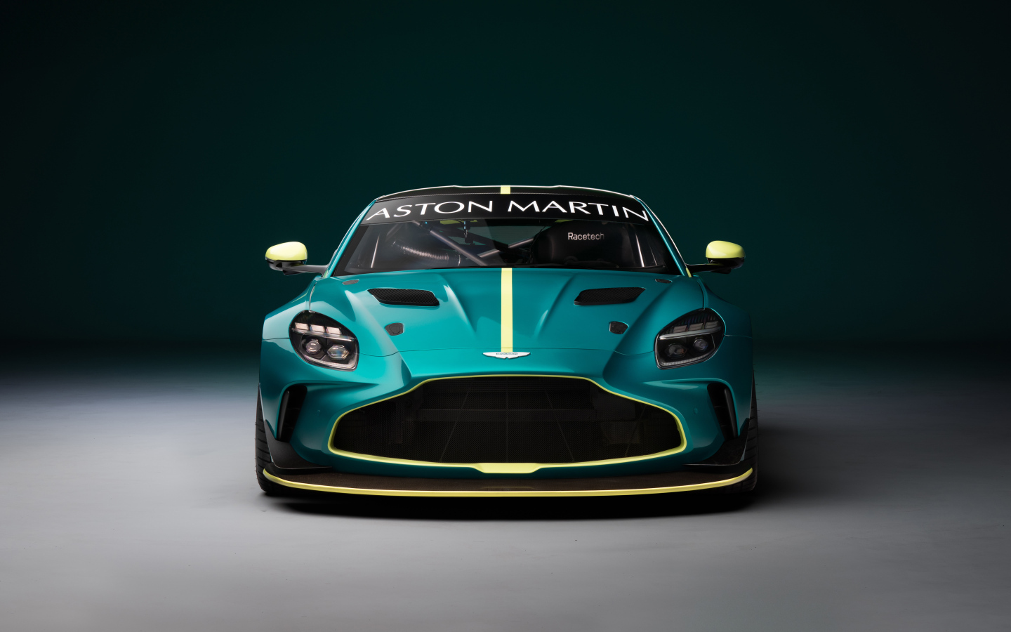 Вид спереди Aston Martin Vantage GT4 2024 года