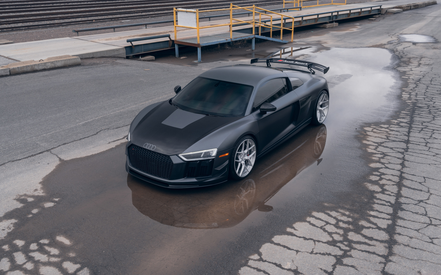 Автомобиль Audi R8 Velgen Wheels в луже