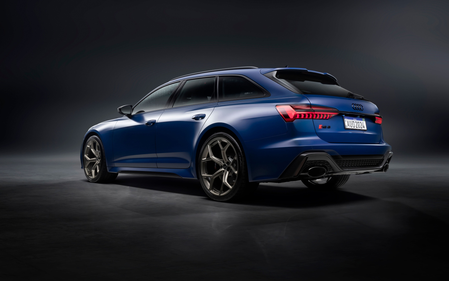 Автомобиль Audi RS 6 Avant Legacy 2024 года вид сзади