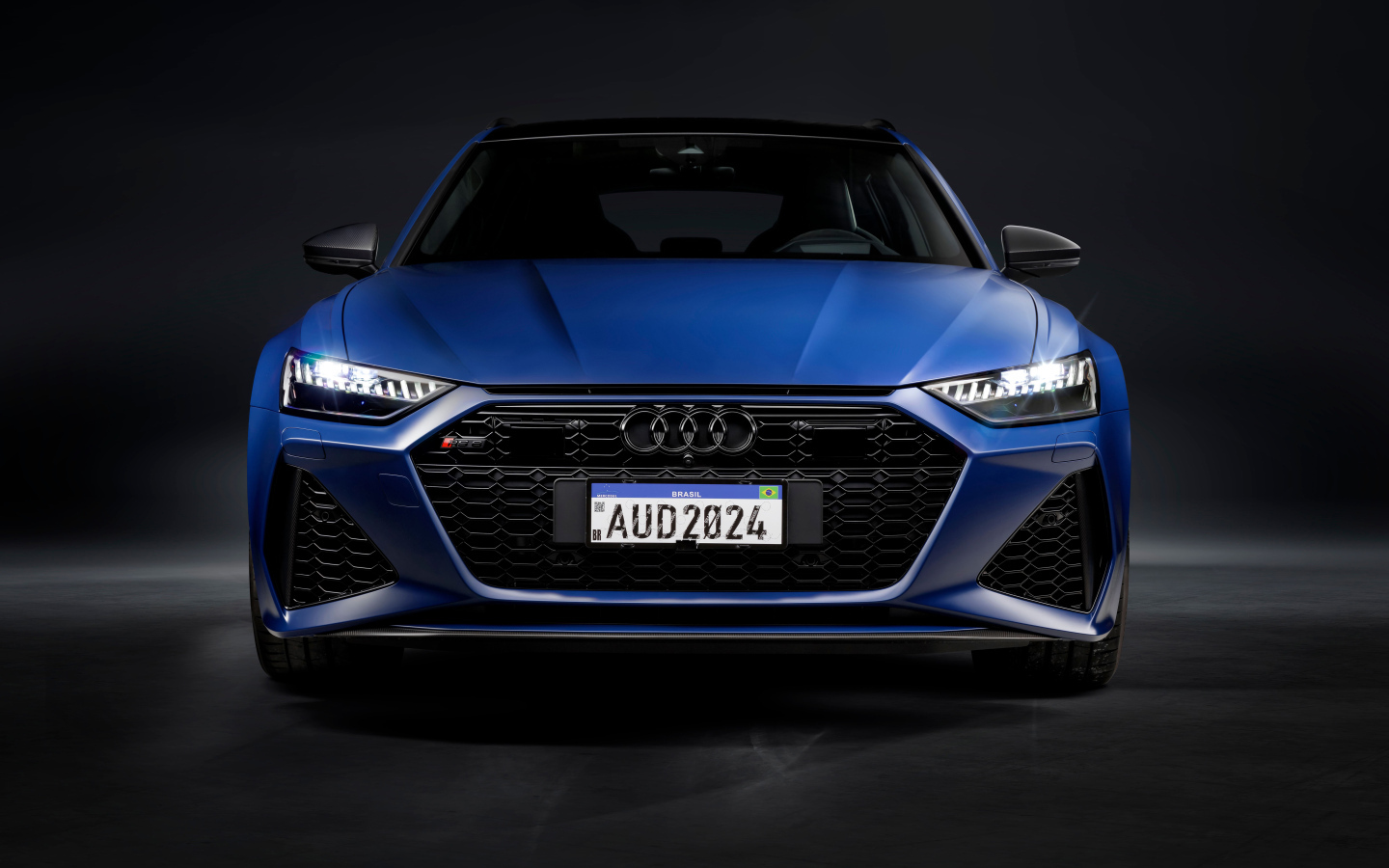 Вид спереди на синий автомобиль  Audi RS 6 Avant Legacy 2024 года