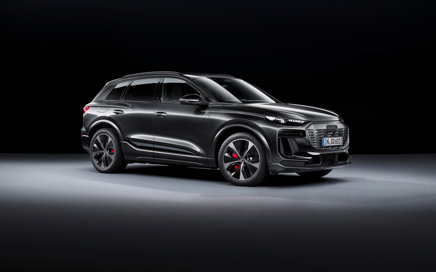 Презентация автомобиля  Audi SQ6 E-Tron 2024  года на черном фоне