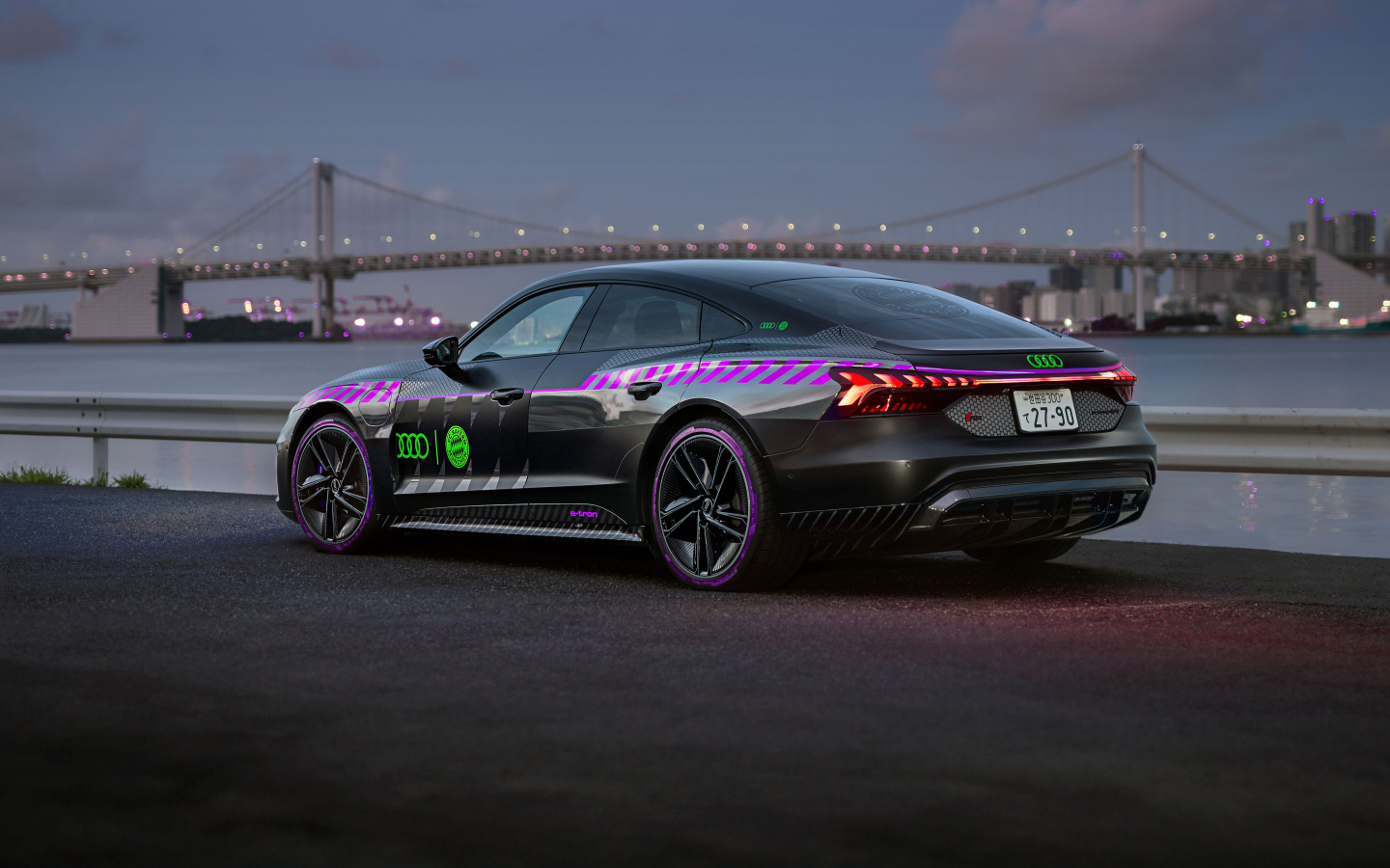 Вид сзади на автомобиль Audi RS E-Tron GT FC Bayern Concept