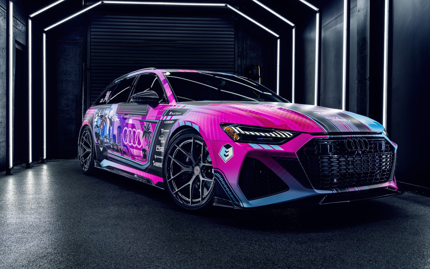 Вид сбоку на разноцветный автомобиль Audi RS6