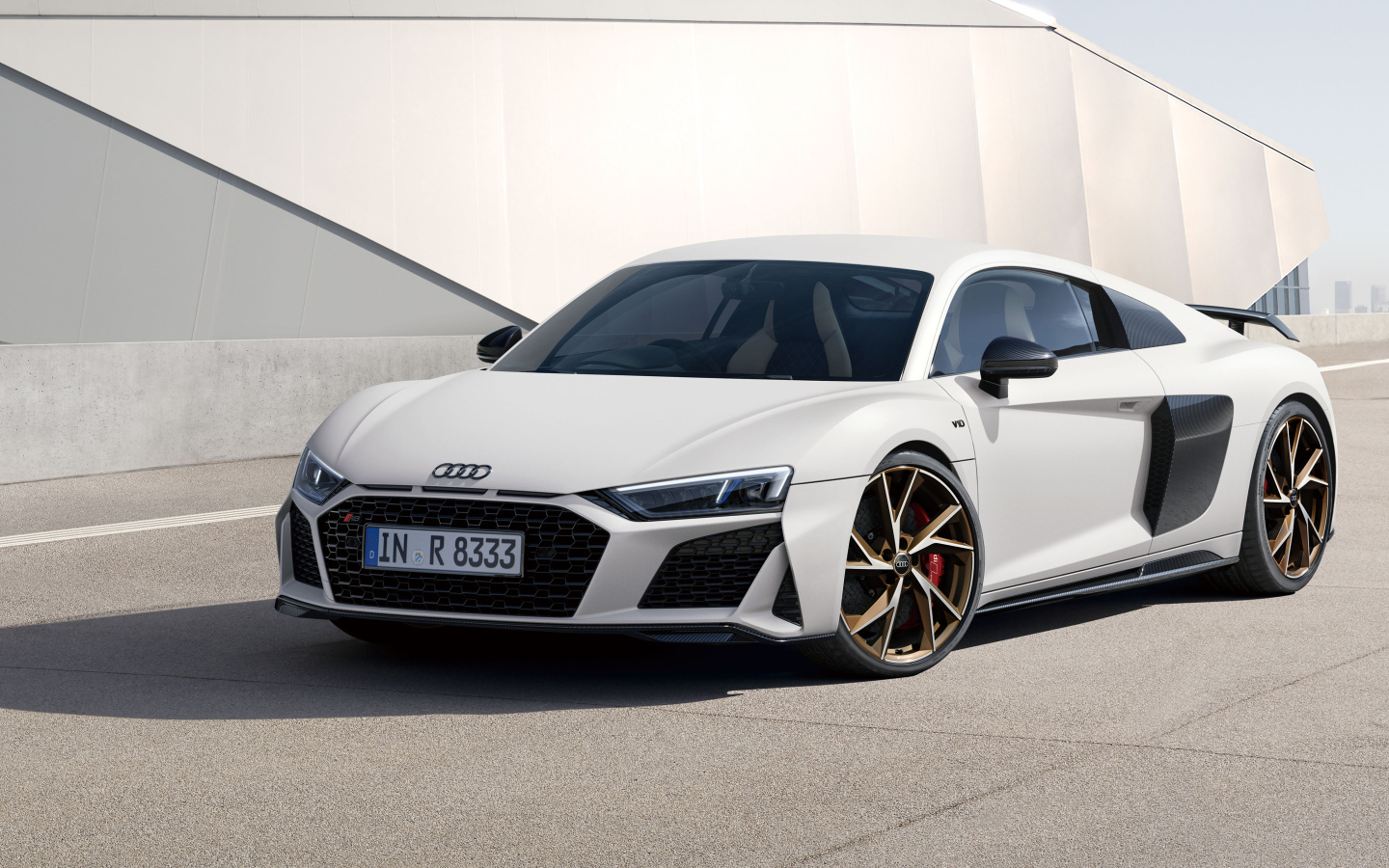 Белый автомобиль Audi R8 V10