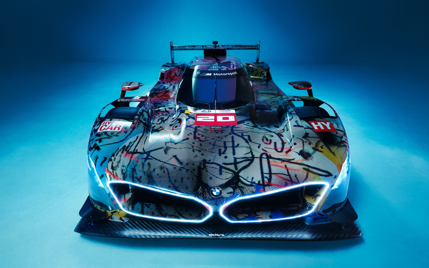 Автомобиль BMW Art Car By Julie Mehretu вблизи