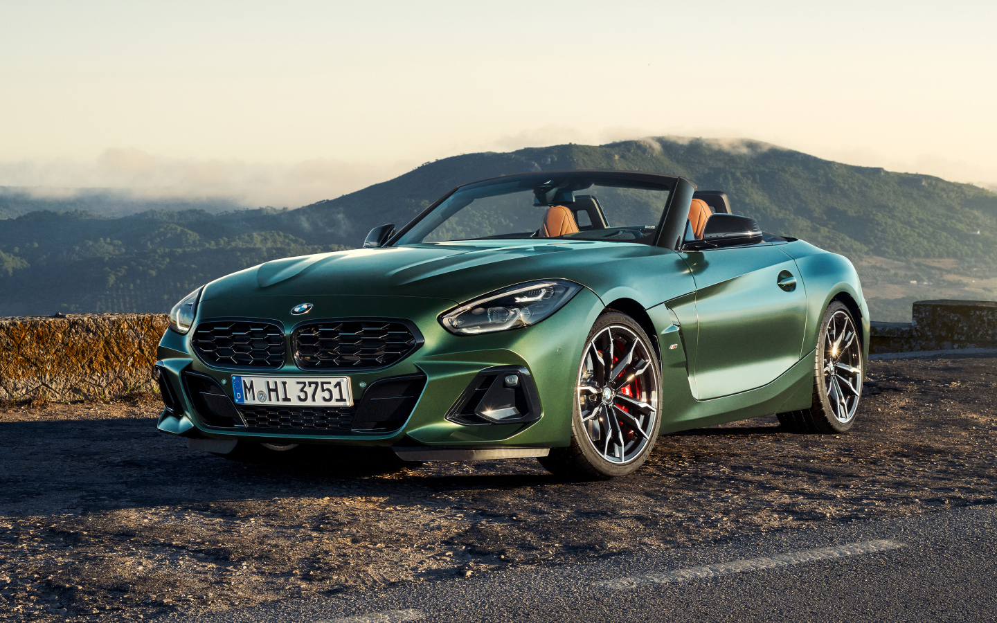 Автомобиль BMW Z4 M40i MT Pure Impulse Edition 2024 года на фоне гор
