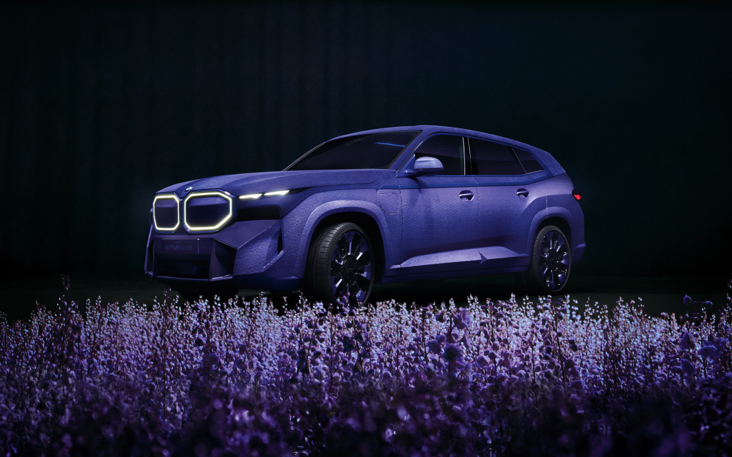 Красивый лавандовый автомобиль BMW XM Mystique Allure