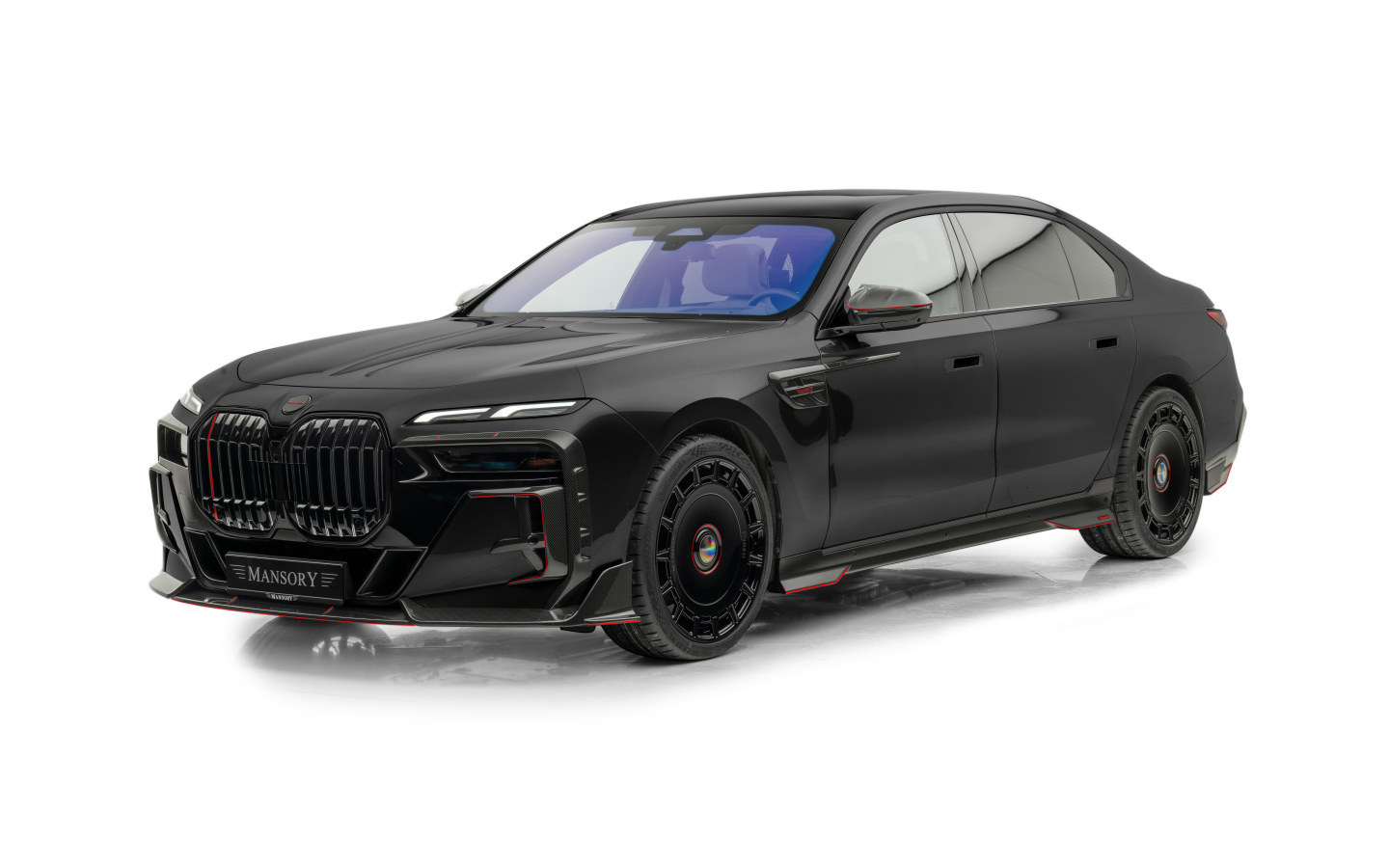 Черный Mansory BMW 7 Series на белом фоне