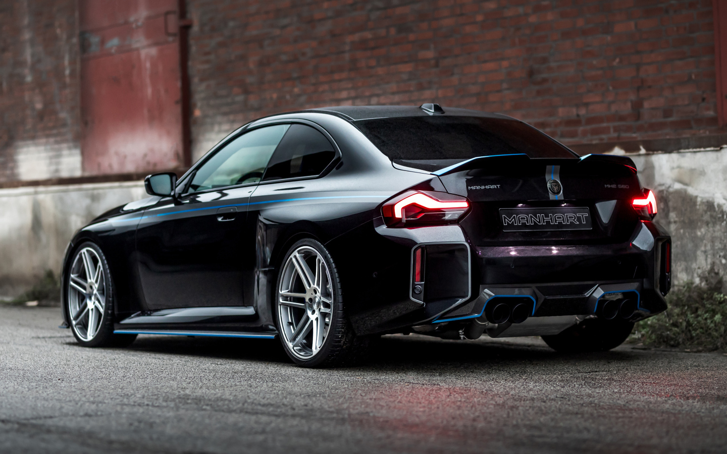 Черный автомобиль BMW M2 Manhart MH2 560 вид сзади