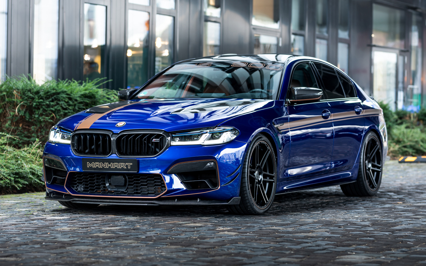 Синий автомобиль BMW M5 Manhart MH5 900 Limited