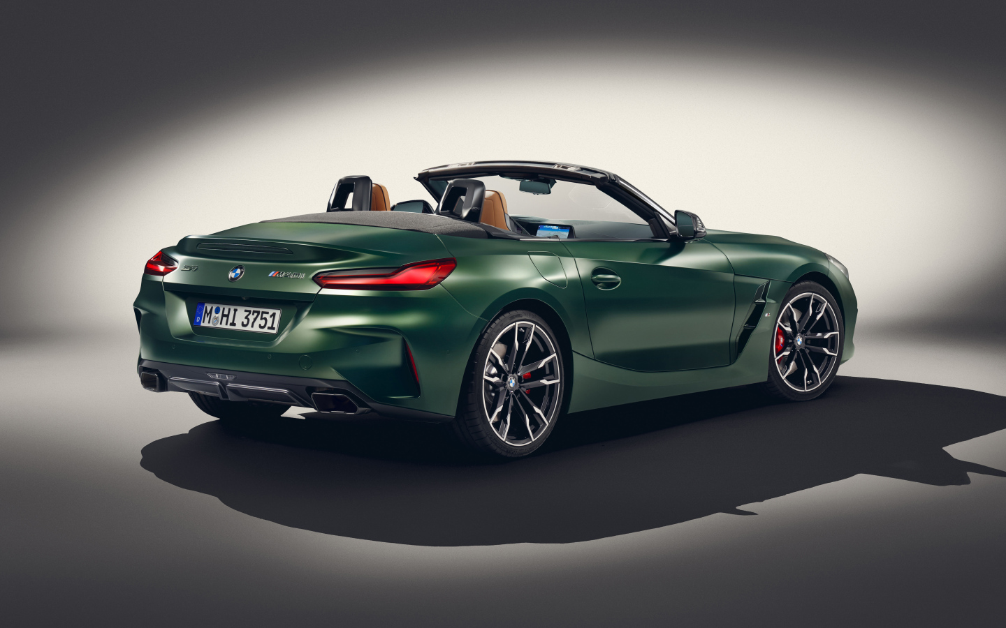 Зеленый автомобиль BMW Z4 M40i MT Pure Impulse Edition 2024 года вид сзади