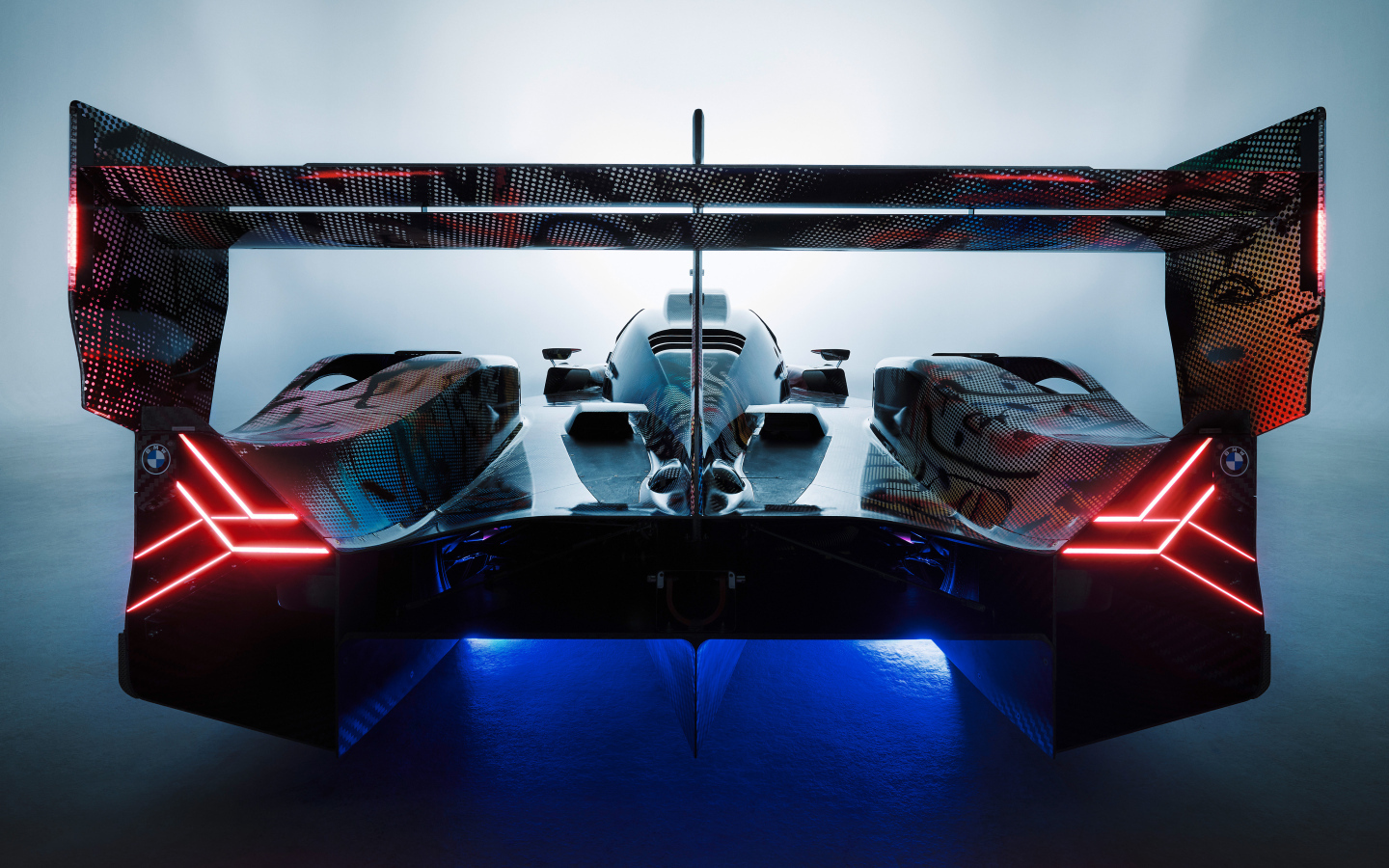 Вид сзади на автомобиль BMW Art Car By Julie Mehretu