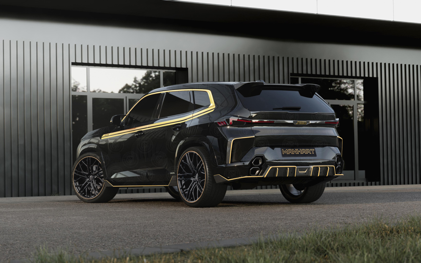 Вид сзади на черный автомобиль BMW XM Thor Regular Carbon Package 2024 года