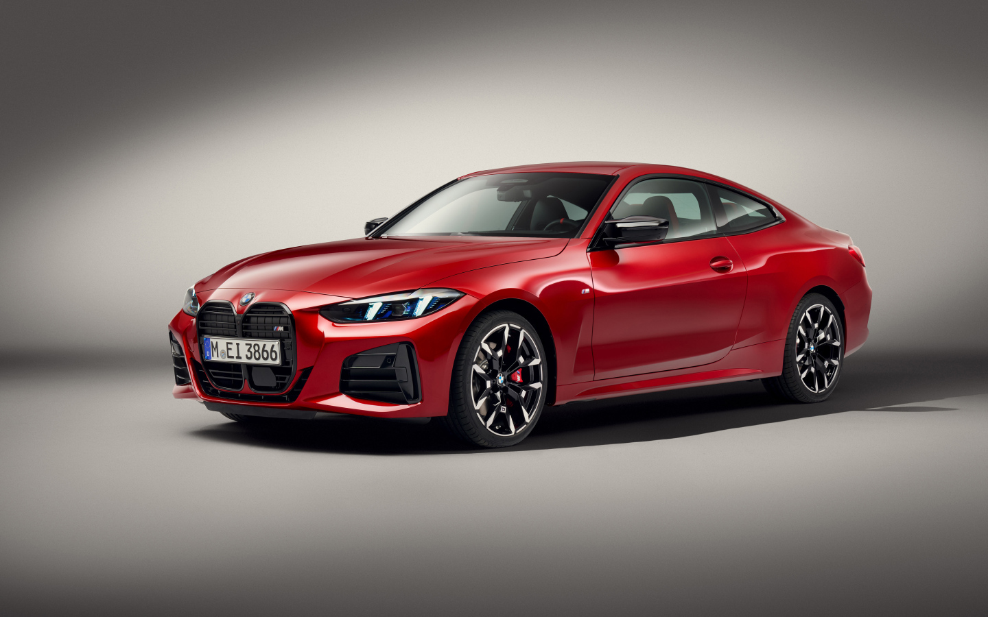 Красный автомобиль BMW M440i XDrive Coupé 2024 года