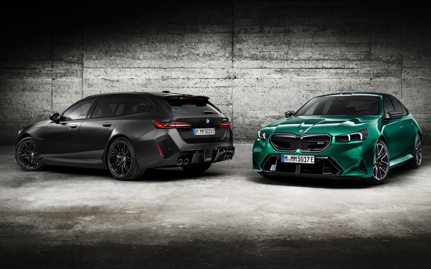 Два автомобиля BMW M5 2024  года у стены