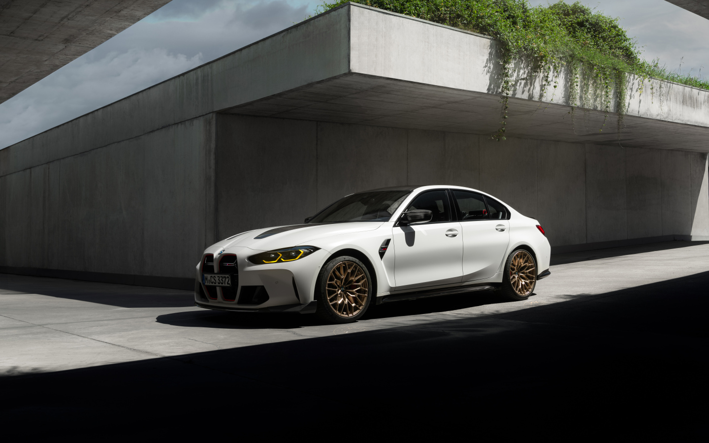 Белый автомобиль BMW M3 CS