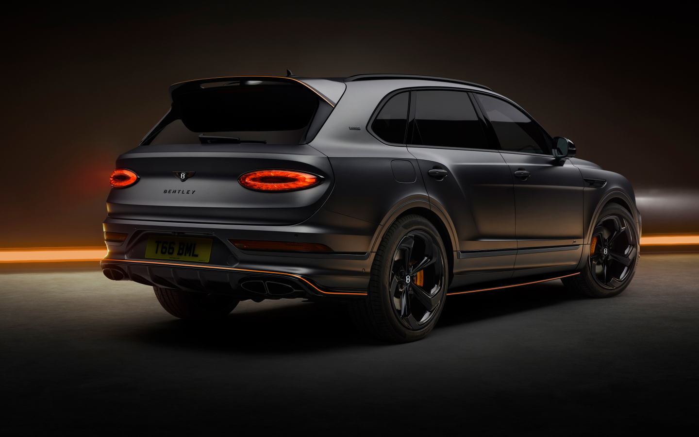 Автомобиль Bentley Bentayga S Black Edition 2024 года вид сзади