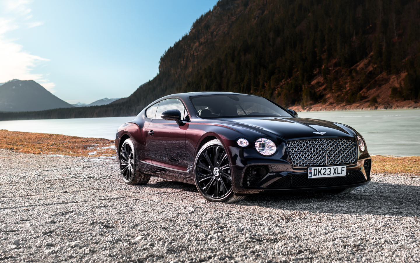 Автомобиль Bentley Continental GT Mulliner у реки