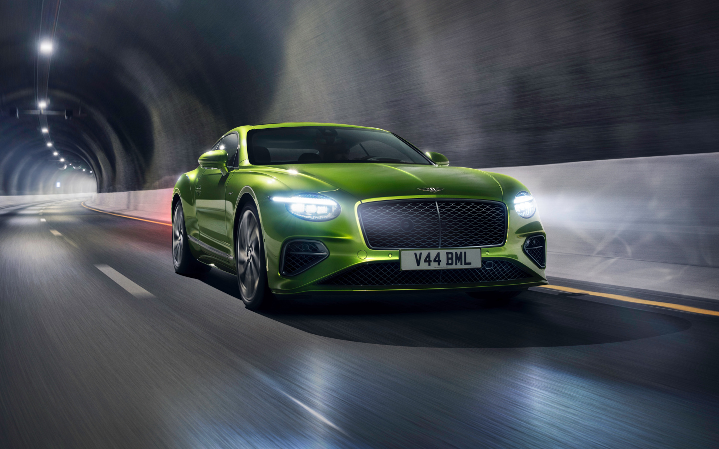 Зеленый автомобиль Bentley Continental GT Speed 2024  года в тоннеле