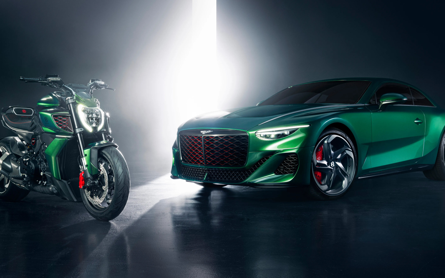Зеленый автомобиль Bentley Mulliner  с мотоциклом Дукатти