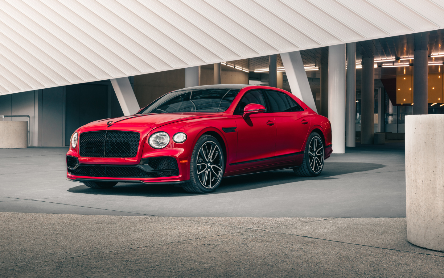 Стильный красный автомобиль Bentley Flying Spur V8 Edition  2024 года