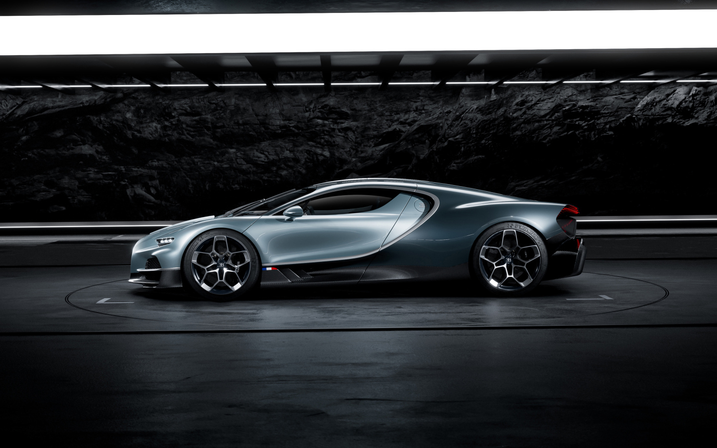 Быстрый автомобиль Bugatti Tourbillon 2024 года вид сбоку